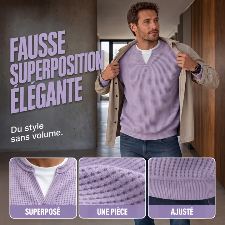 Homme ouvrant une veste beige sur le haut lilas, avec trois détails : encolure en V, maille gaufrée et bord côtelé. 4