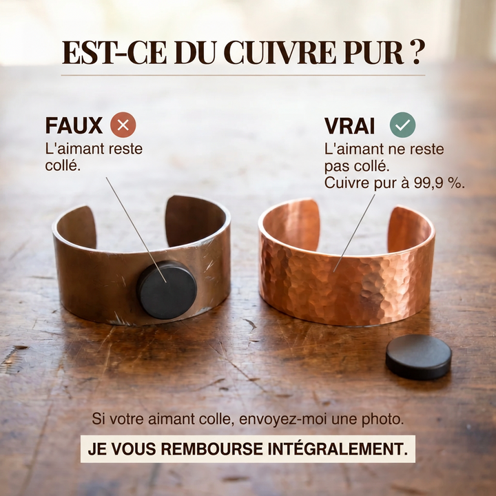Comparaison de deux bracelets manchettes en cuivre sur une table en bois : l'un avec un aimant collé, l'autre martelé sans aimant fixé. 4