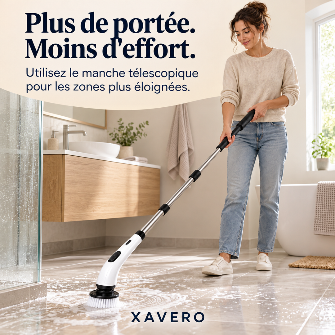 Femme en pull beige et jean utilisant le manche allongé pour frotter le sol de sa salle de bain 8