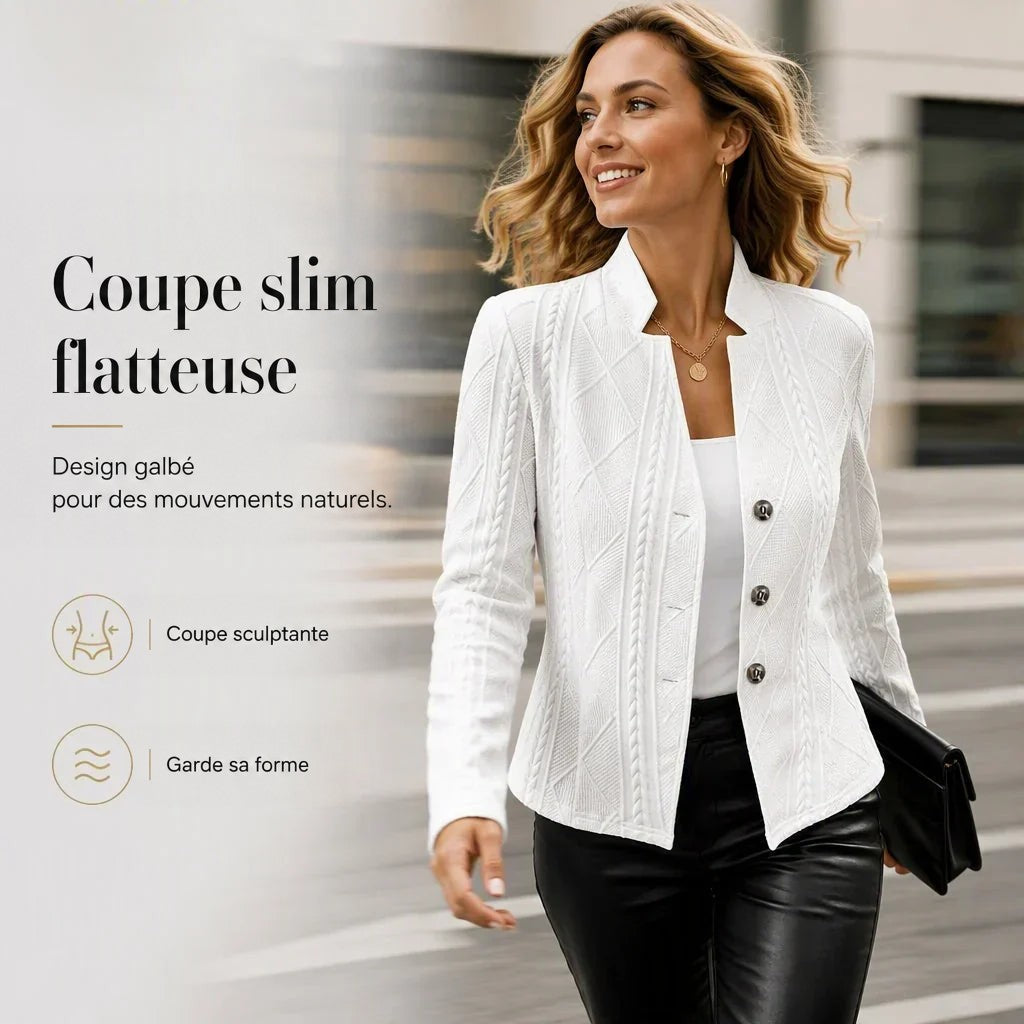Femme souriante marchant en ville dans le blazer blanc texturé ajusté, pantalon en cuir noir et pochette noire à la main. 18
