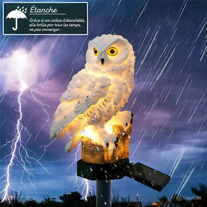 Hibou blanc lumineux sur une souche, panneau solaire incliné, perlé de gouttes sous une pluie d'orage avec éclairs violets en arrière-plan. 1