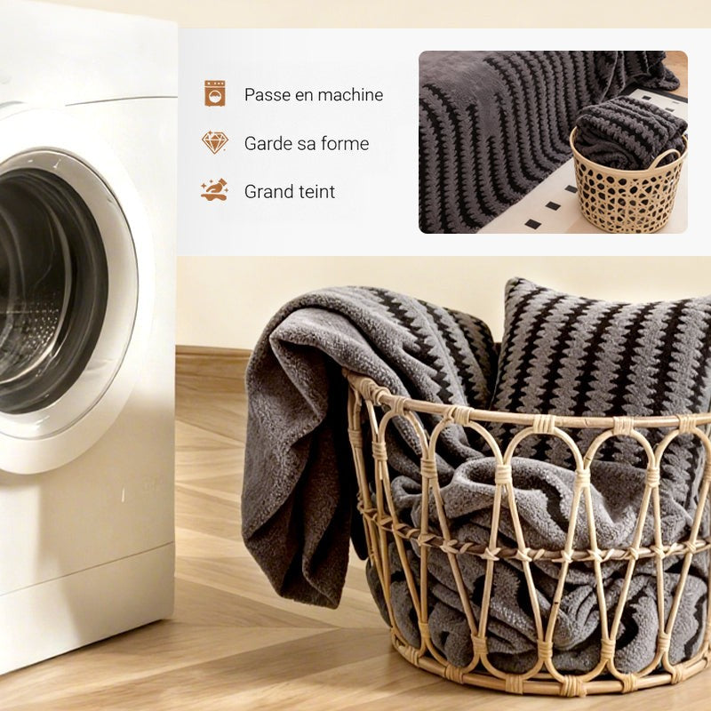 Housse grise pliée dans un panier en rotin près d'un lave-linge, avec vue du canapé en médaillon 5