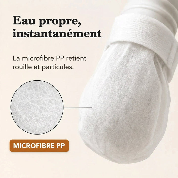 Gros plan d'un capuchon filtrant blanc fixé au robinet par une bande à scratch, avec un zoom sur les fibres du tissu. 3