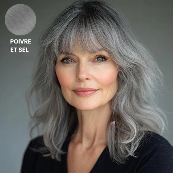 Femme mature avec la frange en gris poivre et sel, cheveux ondulés, échantillon de couleur en médaillon 9
