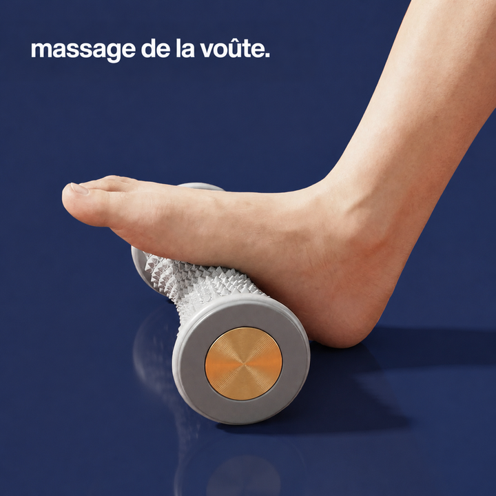 Pied nu posé sur le rouleau gris à picots pour masser la voûte plantaire 2