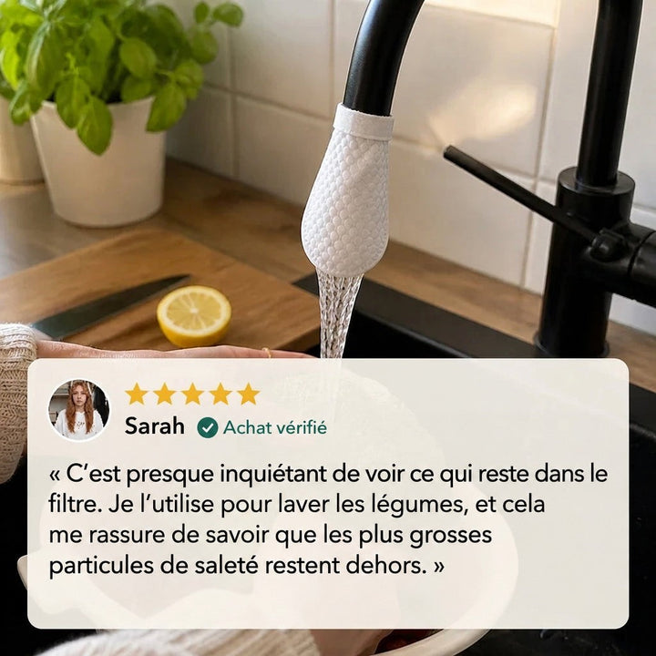 Capuchon blanc texturé sur un robinet noir au-dessus d'un évier, avec un citron et du basilic en arrière-plan et un avis client en bas. 7