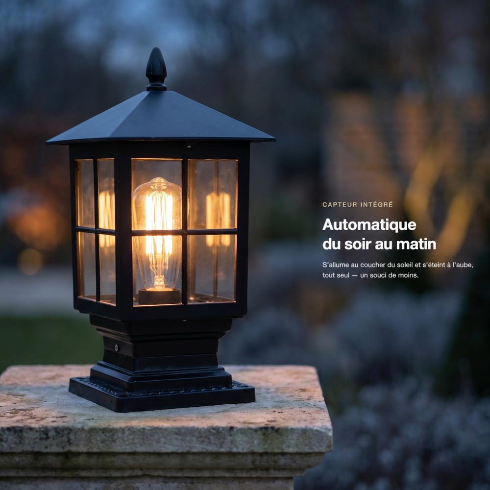 Lanterne allumée au crépuscule, posée sur un pilier en pierre dans un jardin, avec un texte sur l'allumage automatique. 2