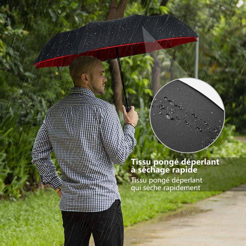 Homme en chemise à carreaux sous la pluie abritant un parapluie noir, tissu déperlant en médaillon 9