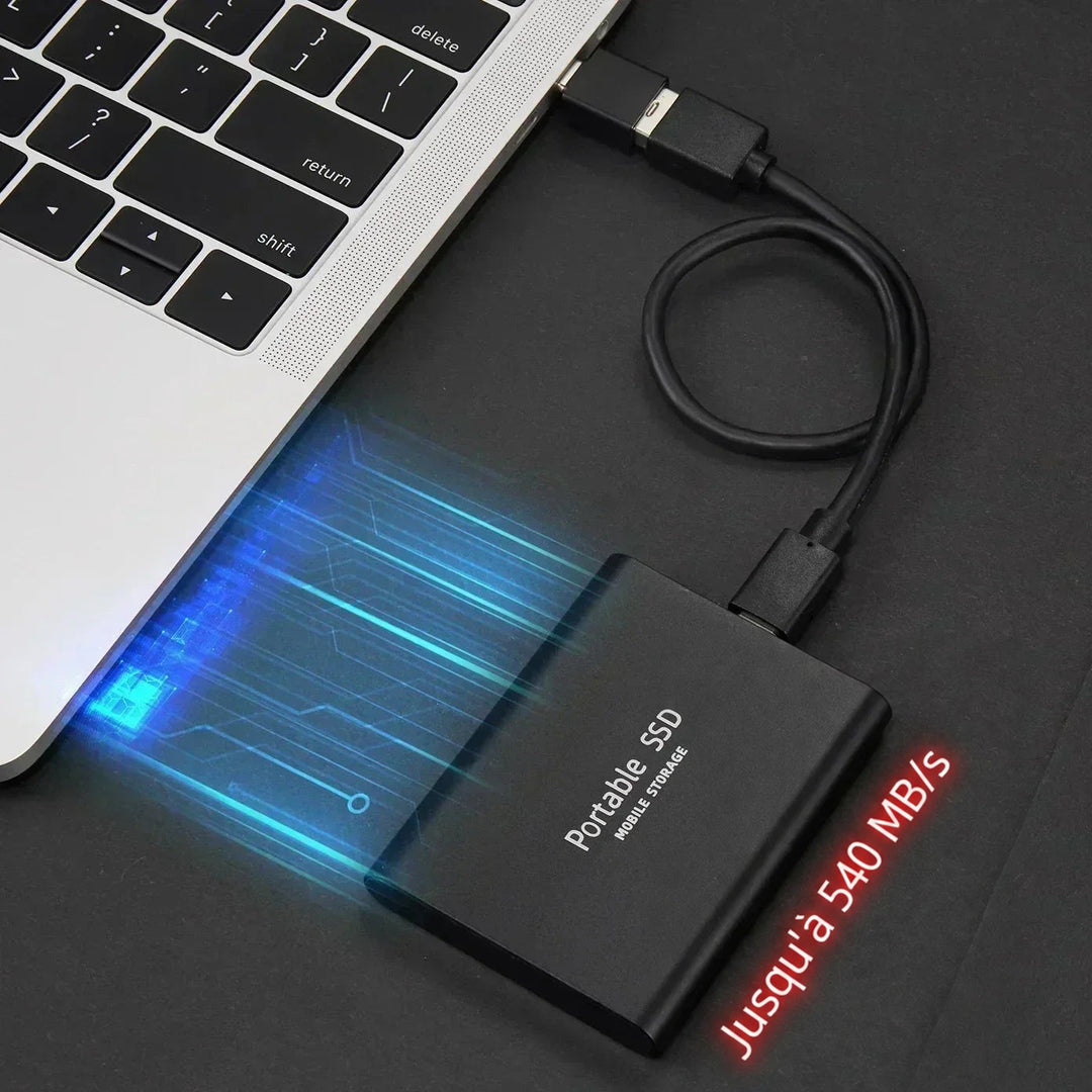 Disque SSD noir branché par câble sur un ordinateur portable, avec des traits lumineux bleus évoquant la vitesse de transfert. 1