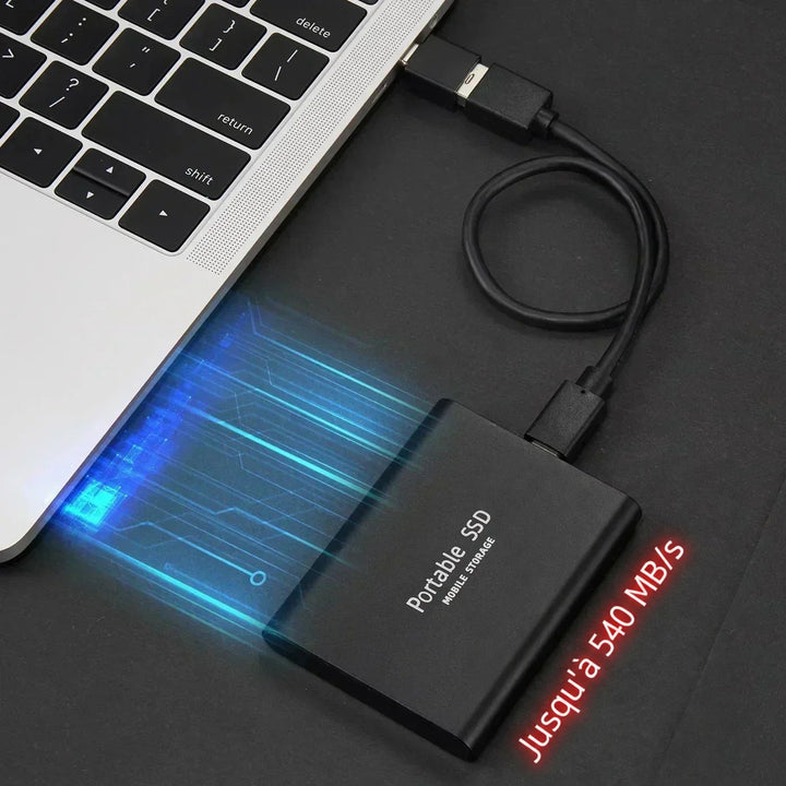 Disque SSD noir branché par câble sur un ordinateur portable, avec des traits lumineux bleus évoquant la vitesse de transfert. 1