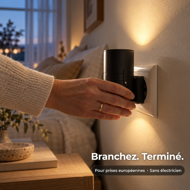 Main branchant l'applique noire dans une prise murale d'une chambre, avec un éclairage tamisé en haut et en bas 4