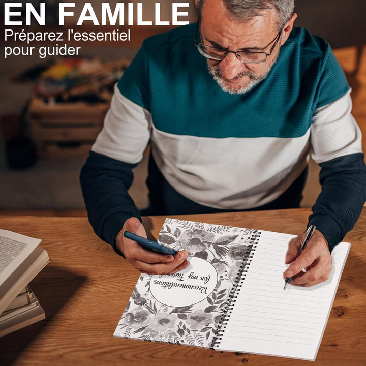 Homme à lunettes assis à une table en bois, un téléphone dans une main et un stylo dans l'autre, remplissant une page lignée du carnet ouvert. 4