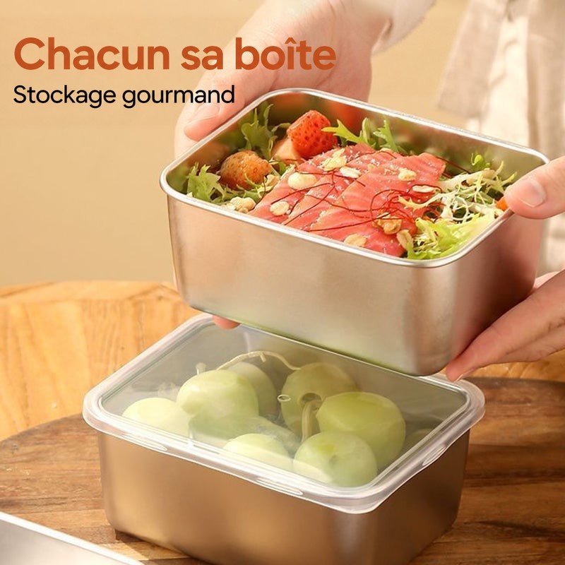 Contenant en inox garni de salade et saumon tenu au-dessus d'une boîte fermée par un couvercle transparent remplie de raisins verts. 5