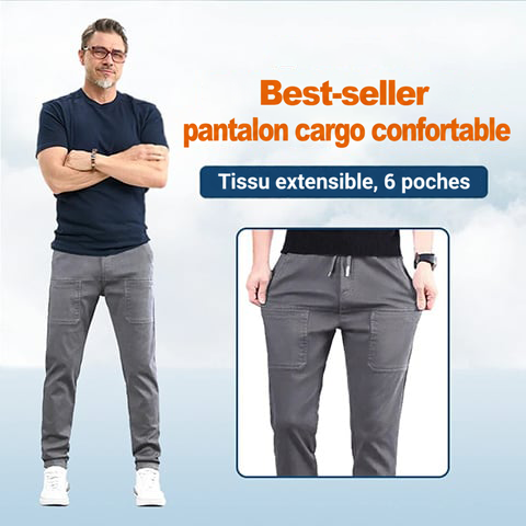 Homme aux bras croisés portant un pantalon gris, avec un gros plan sur la ceinture et les poches 11