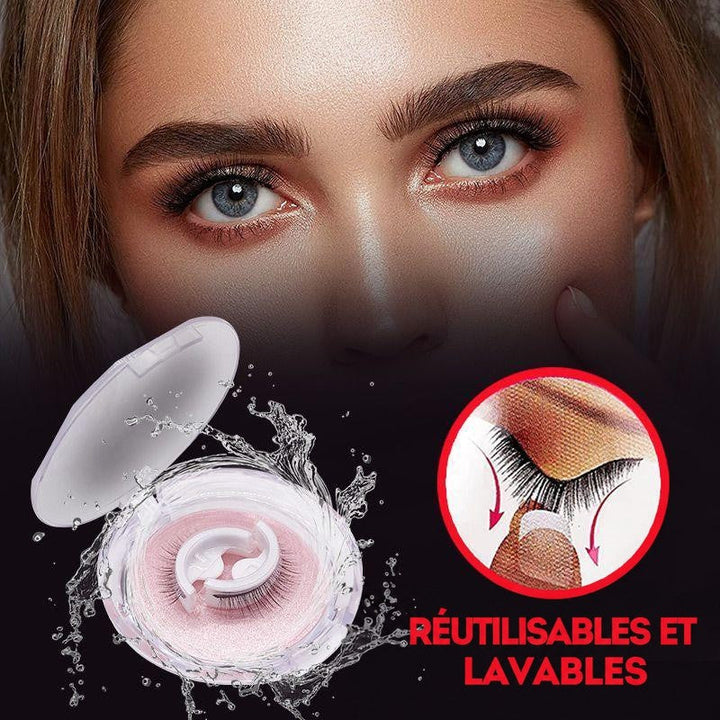 Boîtier transparent éclaboussé d'eau devant un regard bleu maquillé, avec un médaillon montrant les cils décollés de la paupière pour les réutiliser. 10