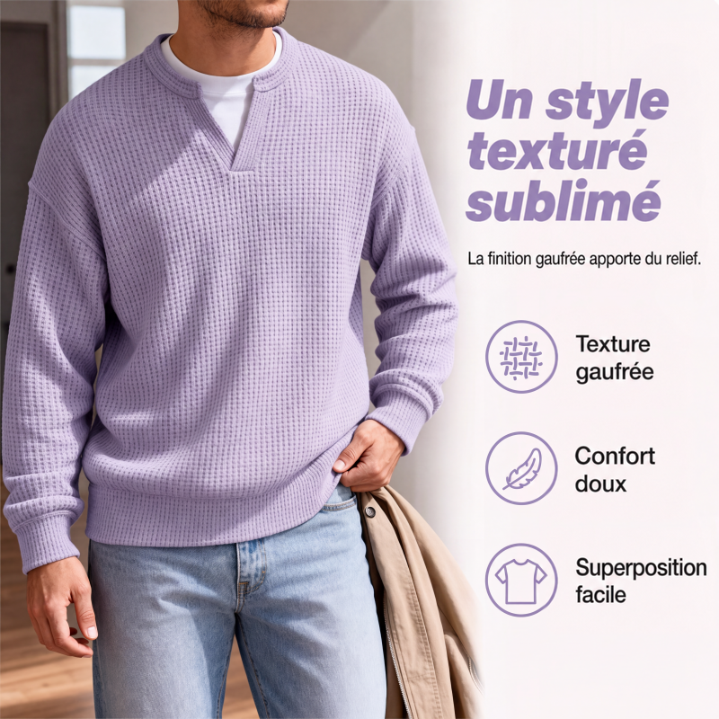 Gros plan sur le buste d'un homme portant le haut lilas à effet superposé, une veste beige sur le bras. 3