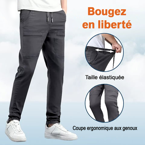 Pantalon gris foncé porté de côté, avec des détails sur la ceinture élastiquée et le genou 15