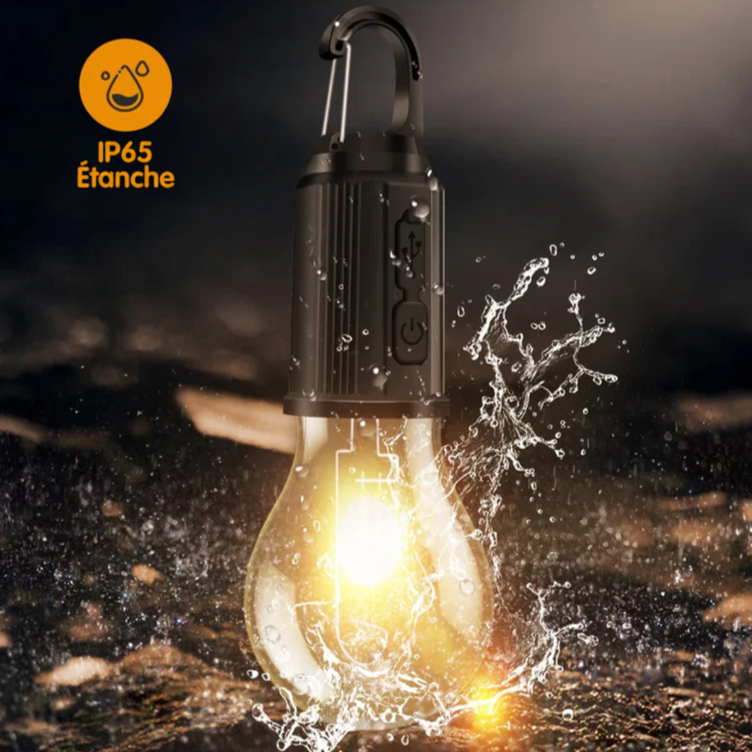 Ampoule éclaboussée d'eau, illustrant sa résistance à l'eau, avec port USB et bouton visibles 9