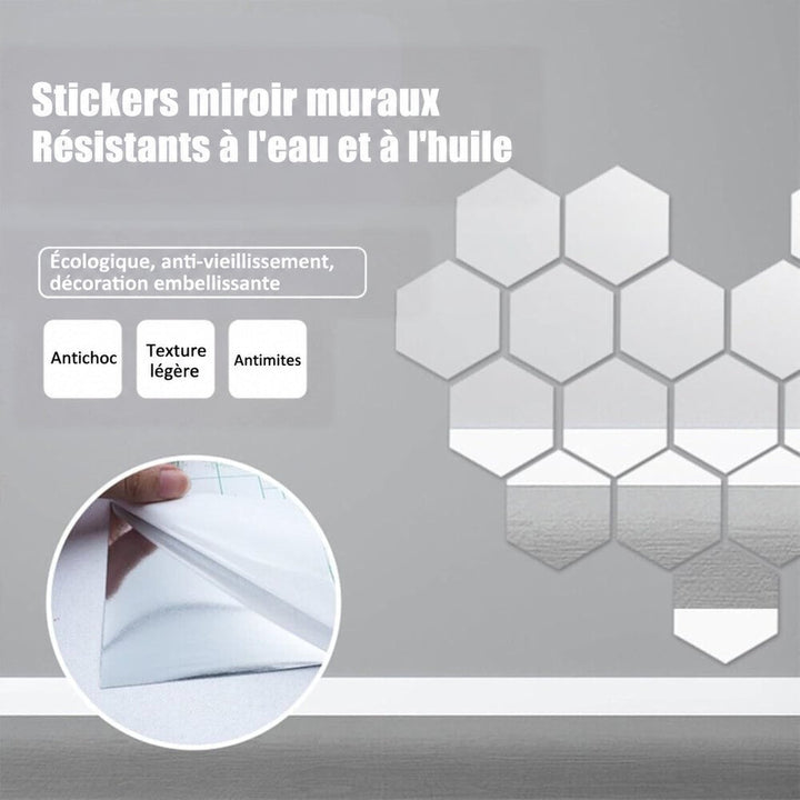 Miroirs hexagonaux autocollants posés en nid d'abeille sur un mur gris, avec gros plan sur le décollage du film adhésif. 4