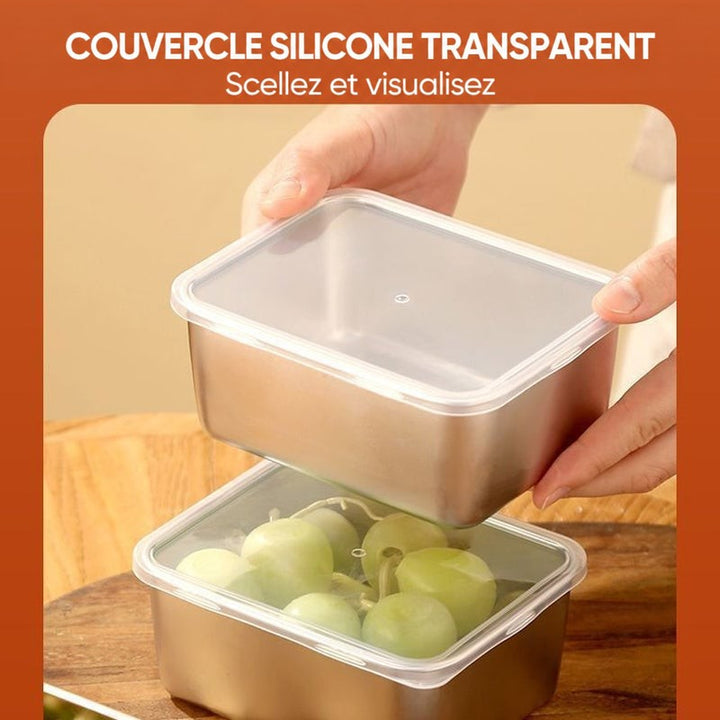 Main posant un couvercle transparent sur un contenant en inox rempli de raisins verts, au-dessus d'une seconde boîte déjà fermée. 9