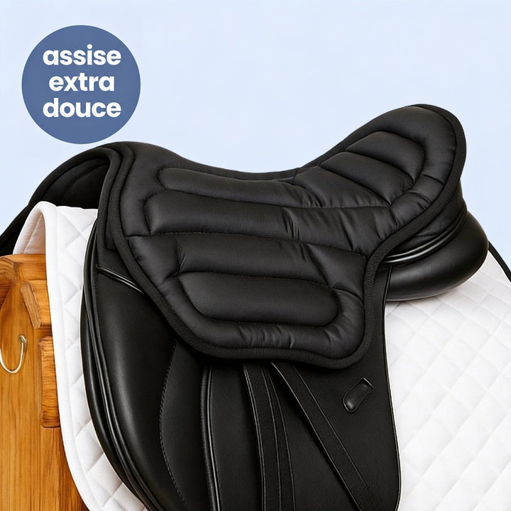 Coussin matelassé noir posé sur une selle de dressage noire avec tapis blanc, vue de dessus 1