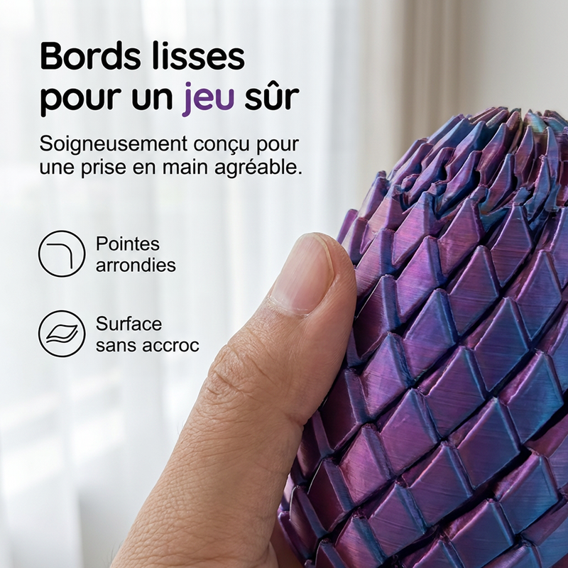 Gros plan sur le pouce d'une main contre les écailles violettes de l'œuf, montrant les bords arrondis et la surface lisse. 3