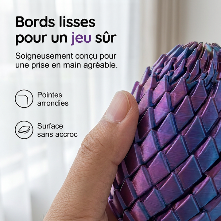 Gros plan sur le pouce d'une main contre les écailles violettes de l'œuf, montrant les bords arrondis et la surface lisse. 3