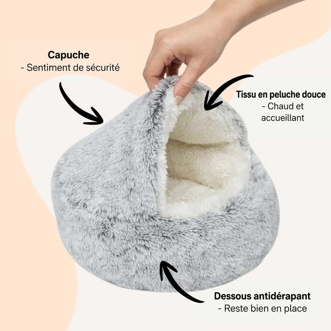 Une main soulève la capuche du panier gris pour montrer l'intérieur blanc en peluche, avec flèches légendées sur capuche, tissu et dessous. 6