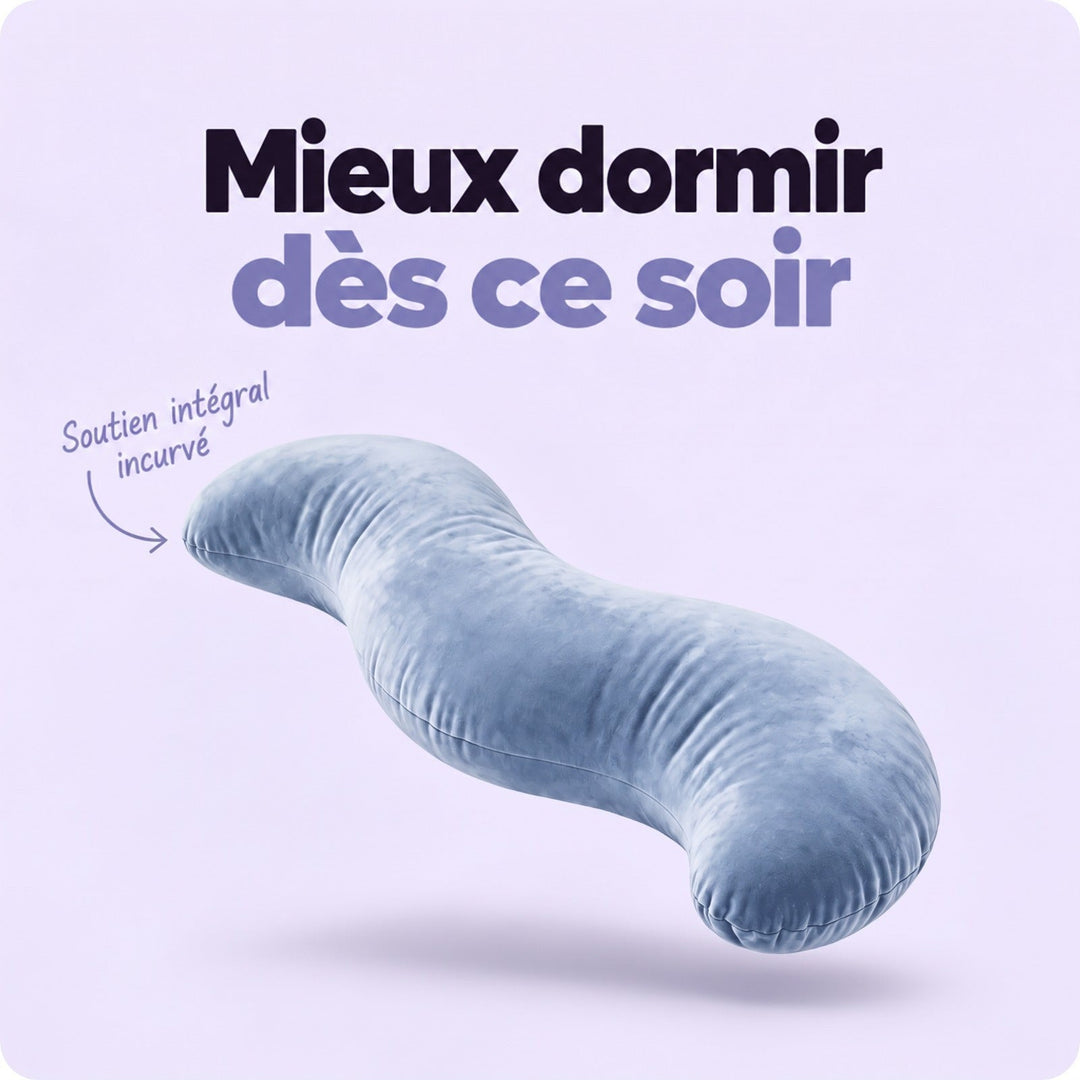 Oreiller en S bleu gris en velours, vu en perspective sur fond lavande, courbes bien visibles 1