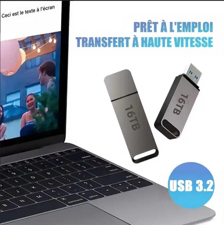 Deux clés USB métalliques, l'une capuchon fermé, l'autre connecteur sorti, à côté d'un ordinateur portable 2