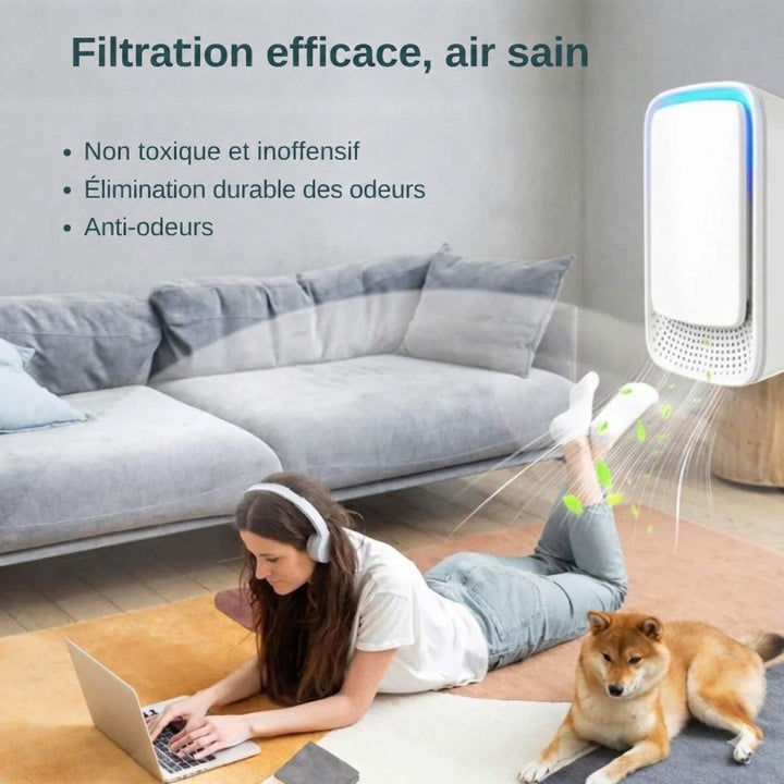 Jeune femme allongée avec un ordinateur portable et un chien, l'appareil diffusant de l'air frais au-dessus 7