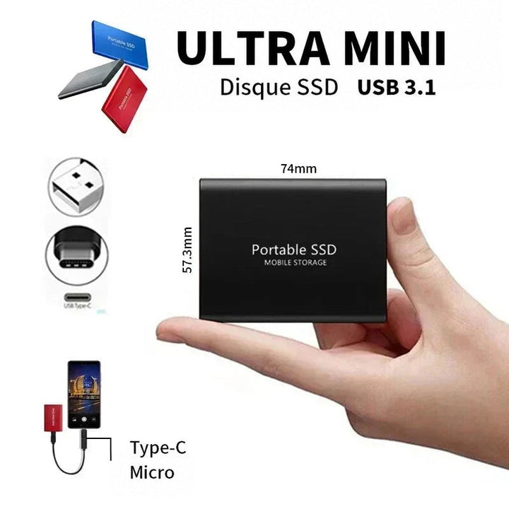 Disque SSD noir tenu sur le bout des doigts d'une main pour montrer sa taille compacte, avec cotes et types de connecteurs. 3