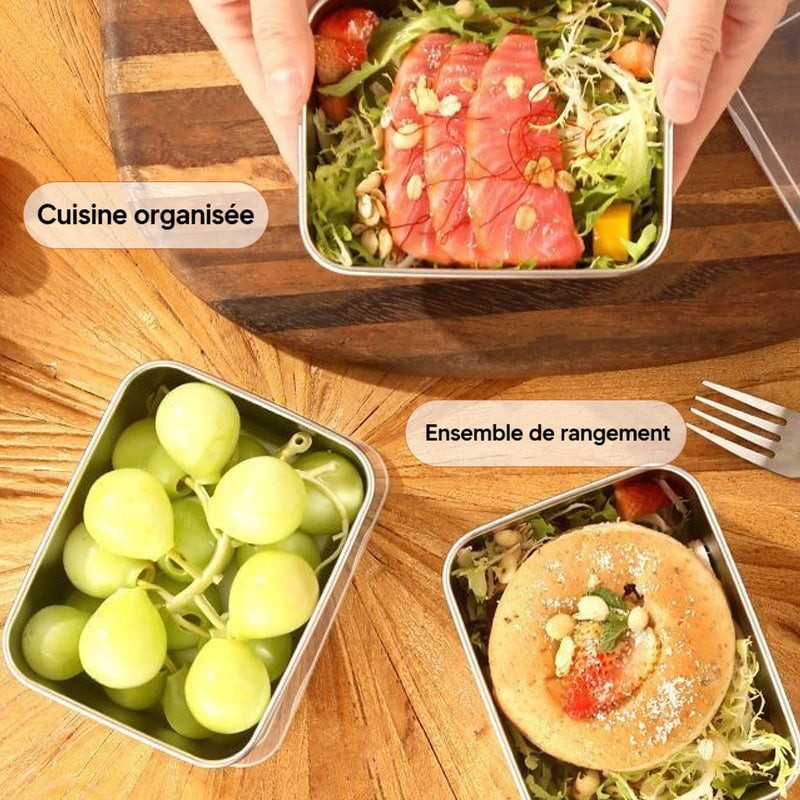 Vue de dessus de trois contenants en inox posés sur une table en bois, remplis de saumon sur salade, de raisins et d'une galette. 8