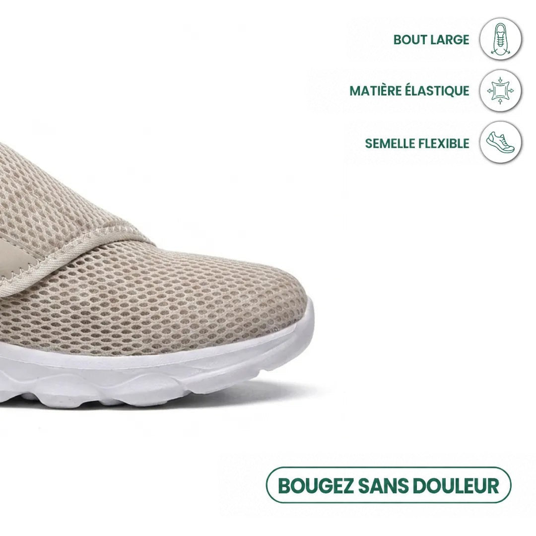 Gros plan sur la pointe large d'une chaussure beige en mesh à semelle blanche flexible, avec trois pictogrammes de confort. 32