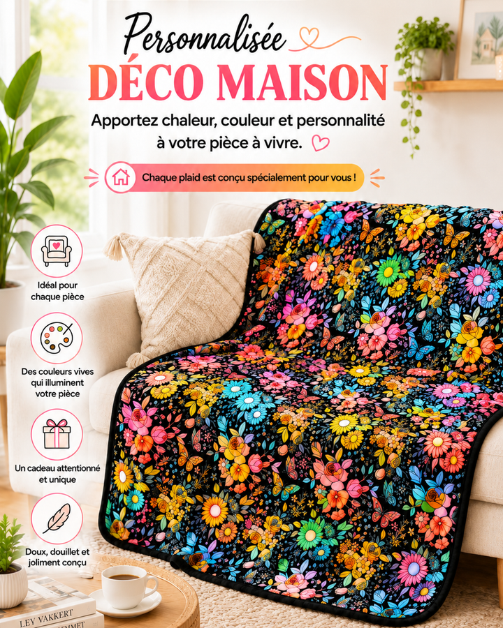 Plaid à fleurs et papillons entièrement colorés, drapé sur un canapé beige dans un salon lumineux 2
