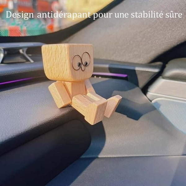 Personnage en bois aux yeux ronds assis sur un tableau de bord de voiture, avec une mention sur la stabilite antiderapante. 12