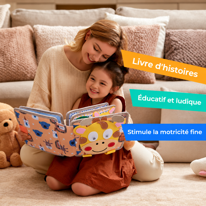 Mère et petite fille assises sur le tapis, feuilletant ensemble le livre en feutre à couverture girafe 6