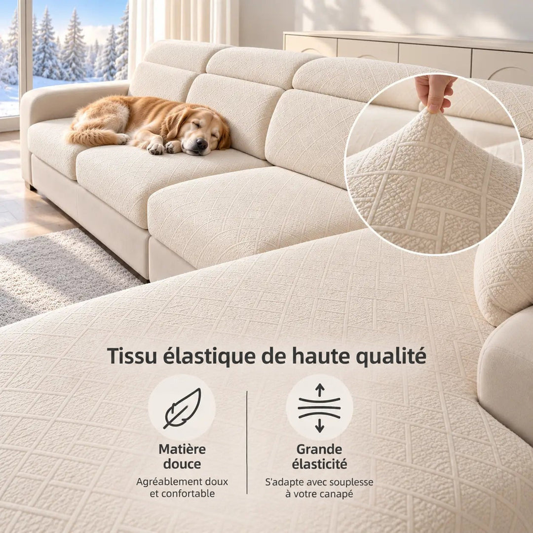 Housses crème élastiques sur canapé d'angle, chien endormi, gros plan sur le tissu étiré à la main 3