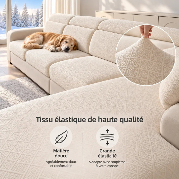 Housses crème élastiques sur canapé d'angle, chien endormi, gros plan sur le tissu étiré à la main 3