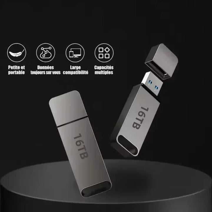 Deux clés USB grises, l'une avec capuchon, l'autre ouverte, sur un socle noir avec pictogrammes d'avantages 4
