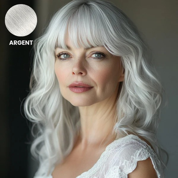 Femme mature avec la frange en argenté, cheveux ondulés, blouse en dentelle blanche, échantillon en médaillon 10