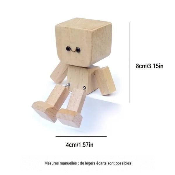 Personnage en bois assis, vu de trois quarts, avec des cotes indiquant environ 8 cm de haut et 4 cm de large. 2