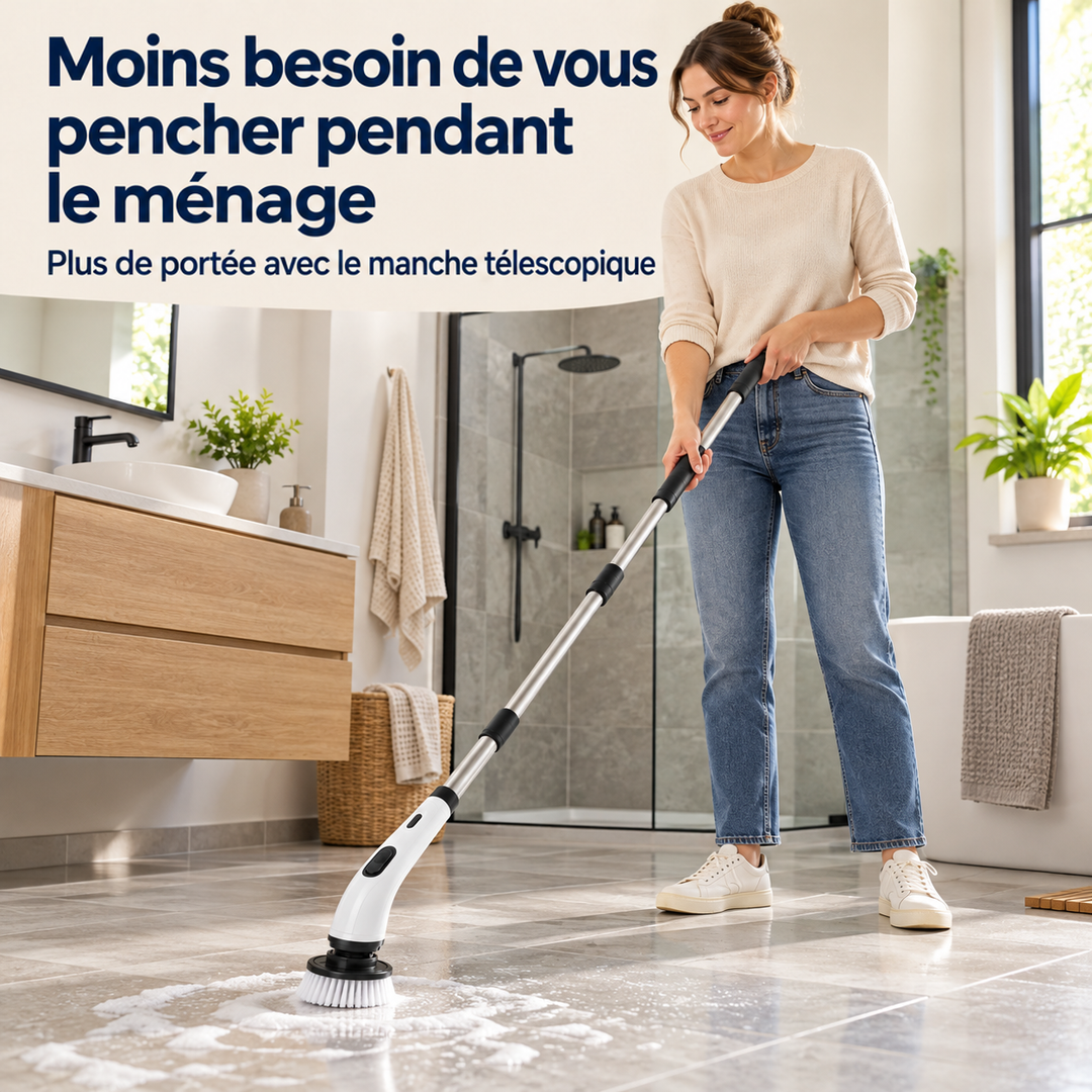 Femme souriante debout dans une salle de bain, frottant le sol mousseux avec la brosse sur manche allongé 10