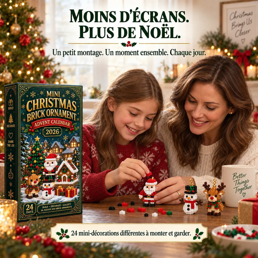 Une mère et sa fille sourient en assemblant ensemble un père Noël en briques à une table, devant la boîte du calendrier. 1