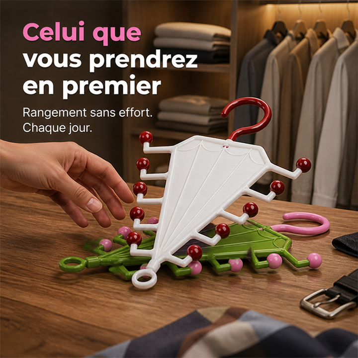 Cintres blanc et vert posés sur une table en bois, une main s'approche, penderie floue en arrière-plan 6