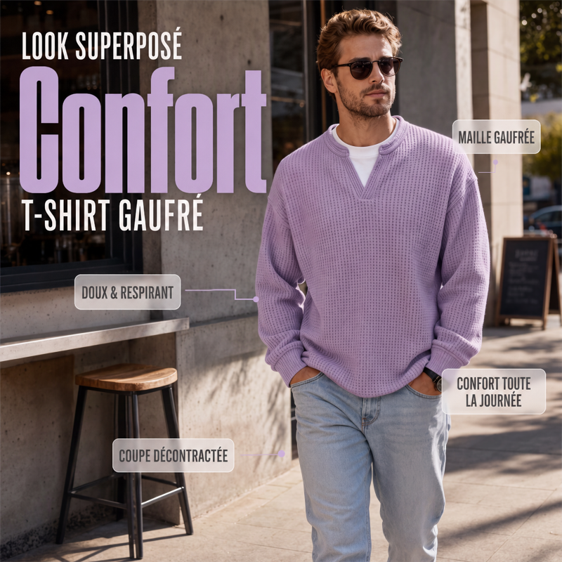 Homme en lunettes de soleil marchant en ville, portant le haut en maille gaufrée lilas sur un t-shirt blanc et un jean. 1