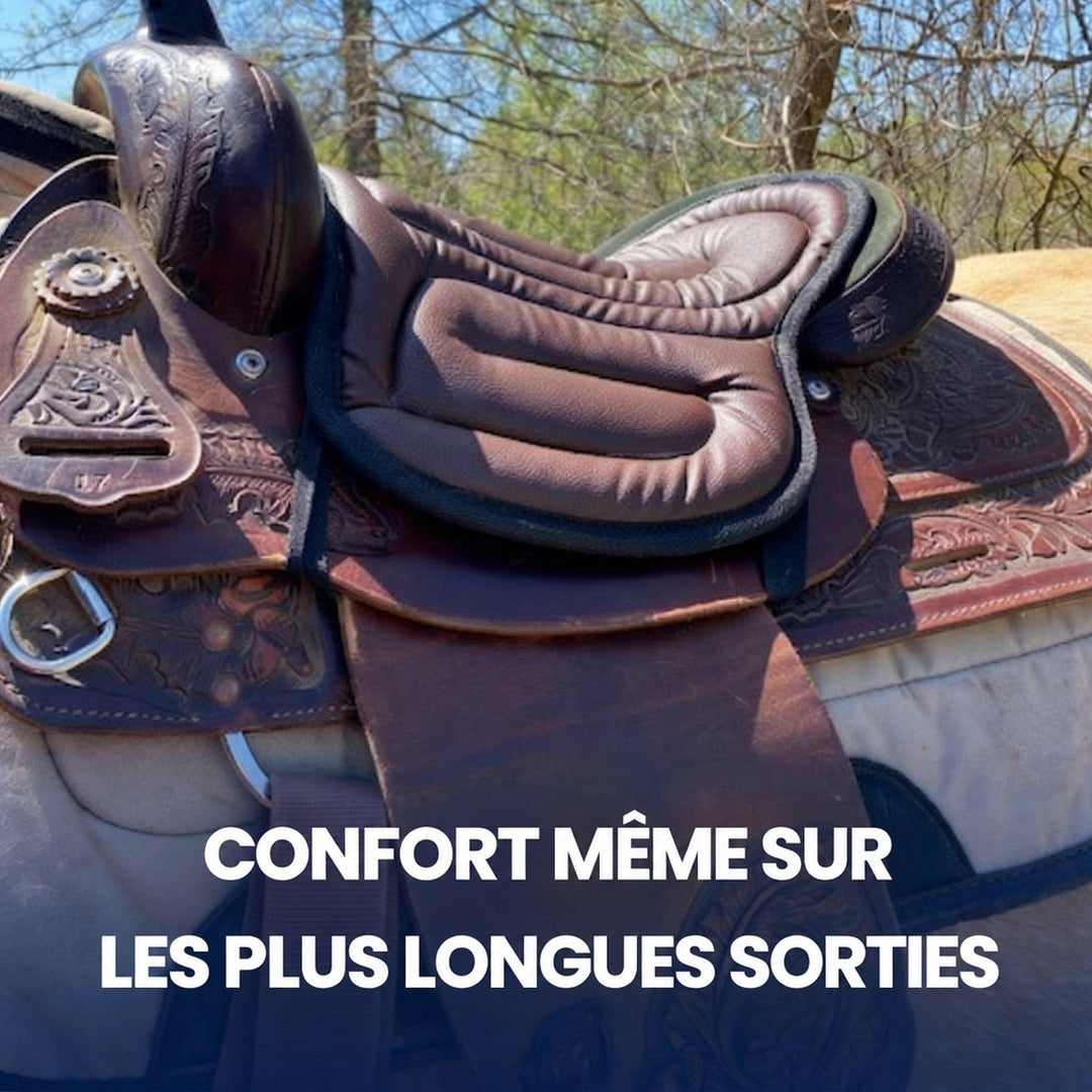 Coussin matelassé brun posé sur une selle western ornée, en extérieur parmi les arbres 3