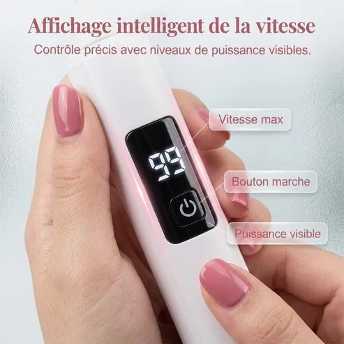 Gros plan sur l'écran numérique et le bouton marche de l'appareil, tenu entre des mains aux ongles roses 5