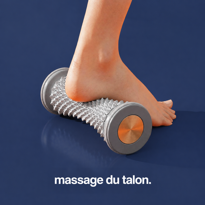 Talon d'un pied nu appuyé sur le rouleau gris à picots, orteils au sol 5
