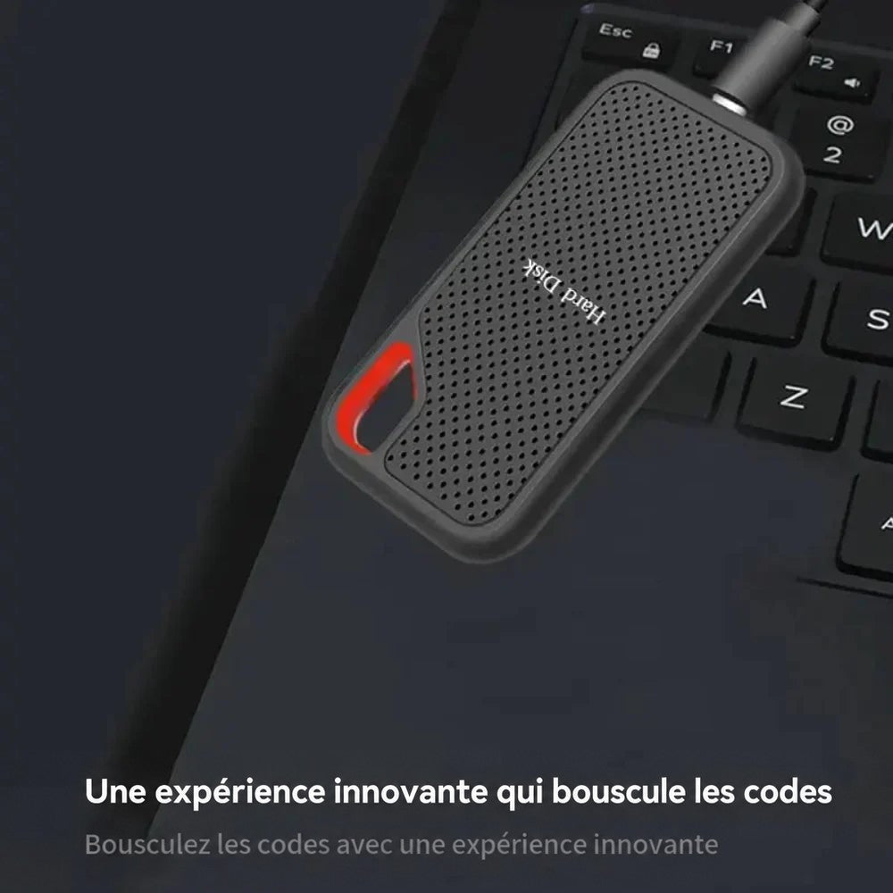 SSD noir branché par câble sur le clavier d'un ordinateur portable, dans un visuel promotionnel 2